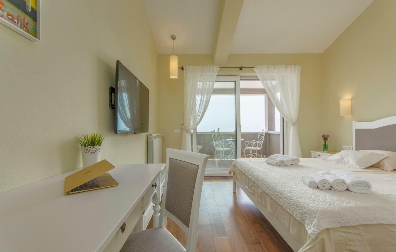 Villa Sterpazzi - Near Porec With Sea View, Private Jacuzzi, Sauna And Pool Višnjan Kültér fotó