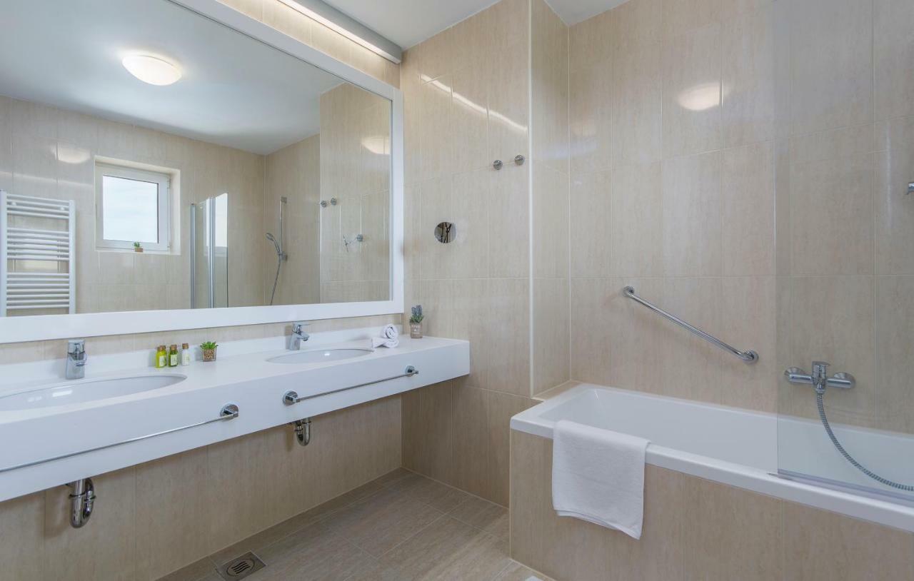Villa Sterpazzi - Near Porec With Sea View, Private Jacuzzi, Sauna And Pool Višnjan Kültér fotó