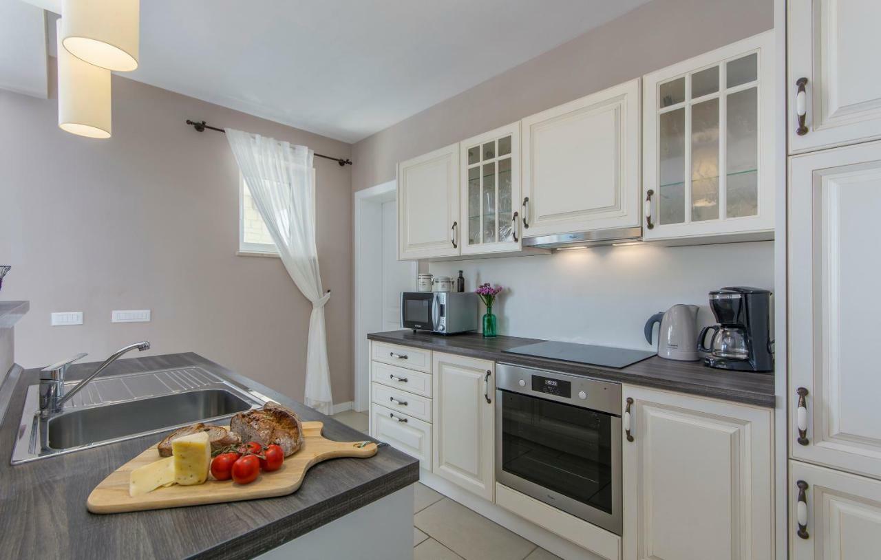 Villa Sterpazzi - Near Porec With Sea View, Private Jacuzzi, Sauna And Pool Višnjan Kültér fotó
