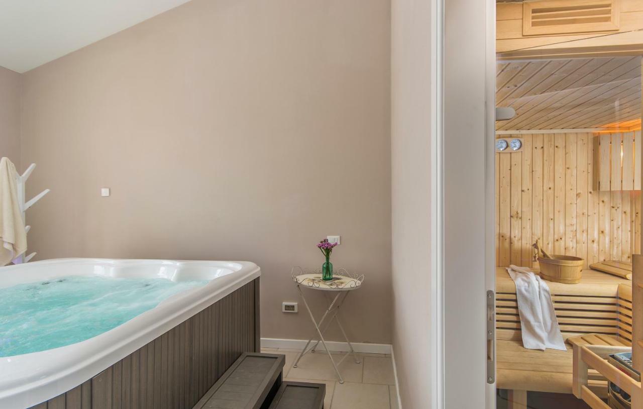 Villa Sterpazzi - Near Porec With Sea View, Private Jacuzzi, Sauna And Pool Višnjan Kültér fotó