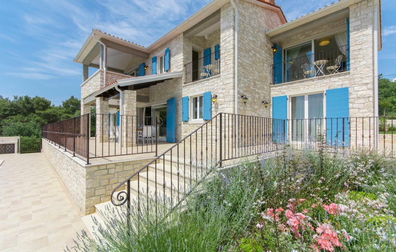 Villa Sterpazzi - Near Porec With Sea View, Private Jacuzzi, Sauna And Pool Višnjan Kültér fotó