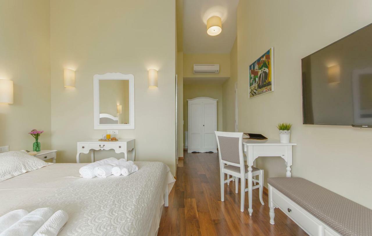 Villa Sterpazzi - Near Porec With Sea View, Private Jacuzzi, Sauna And Pool Višnjan Kültér fotó