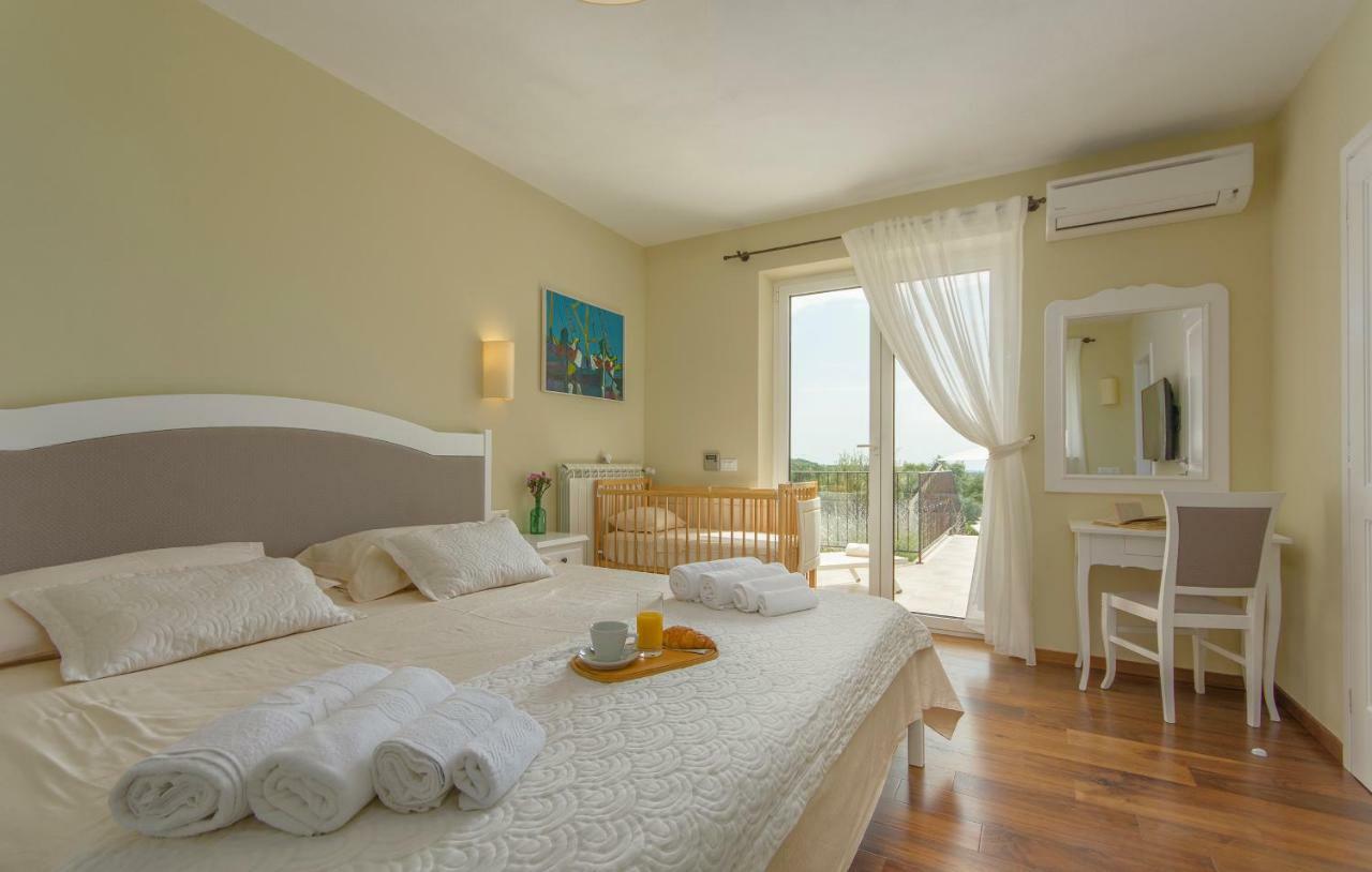 Villa Sterpazzi - Near Porec With Sea View, Private Jacuzzi, Sauna And Pool Višnjan Kültér fotó